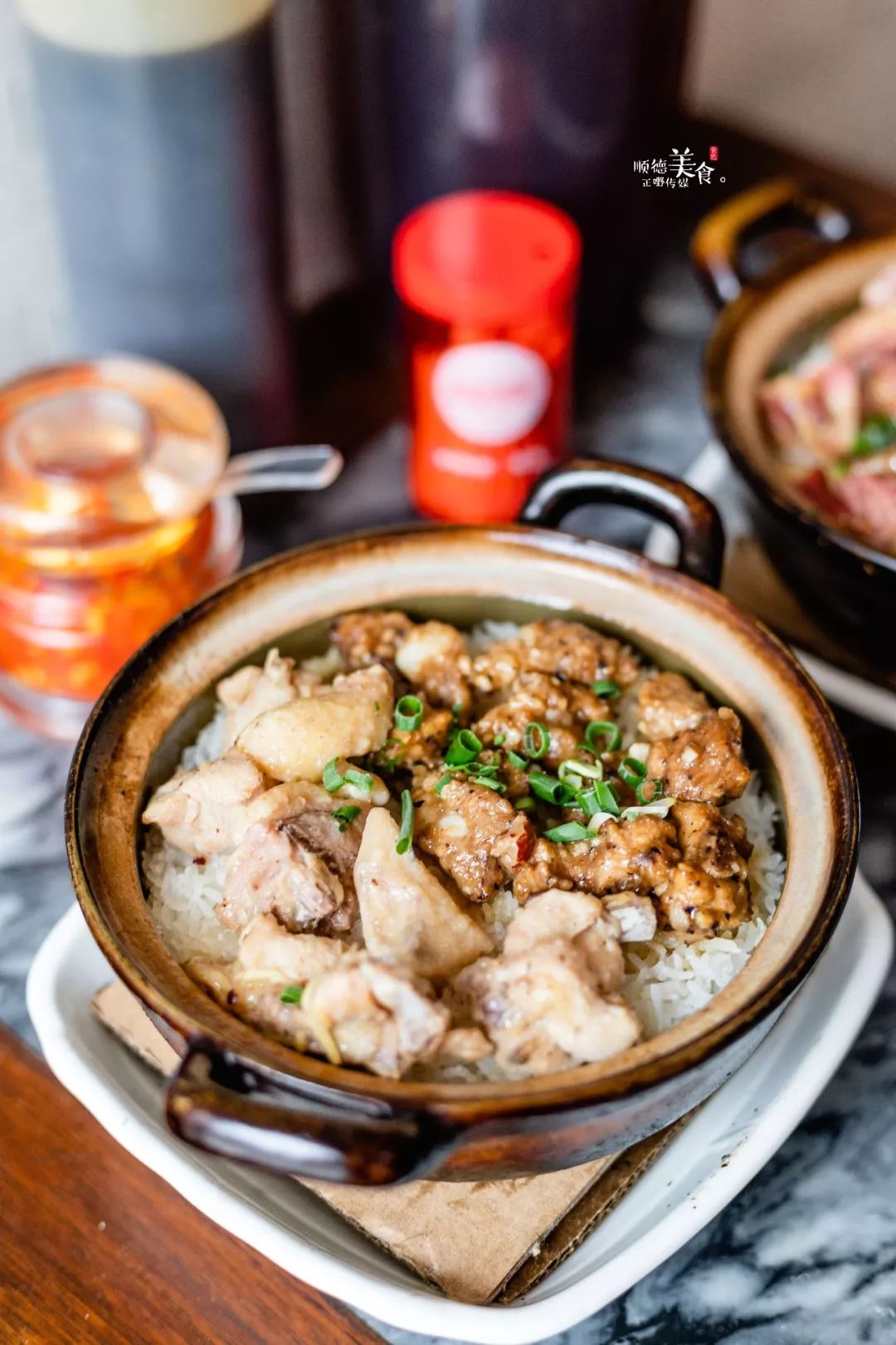 这间开在步行街里的煲仔饭店铺一点也不显眼却每天都被挤爆