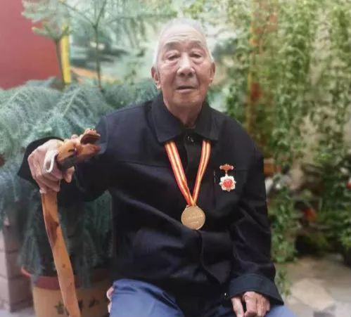 90岁老兵张天增用身体当炮架身上多处被烫伤