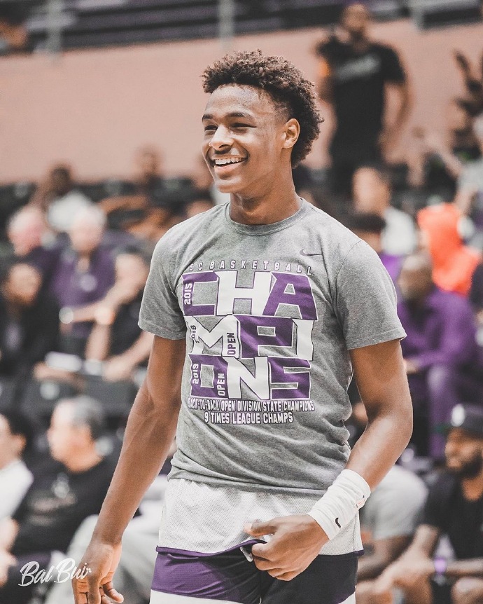 刚满15岁的布朗尼,越来越成熟帅气了,看了这张照片,突然感觉他好像