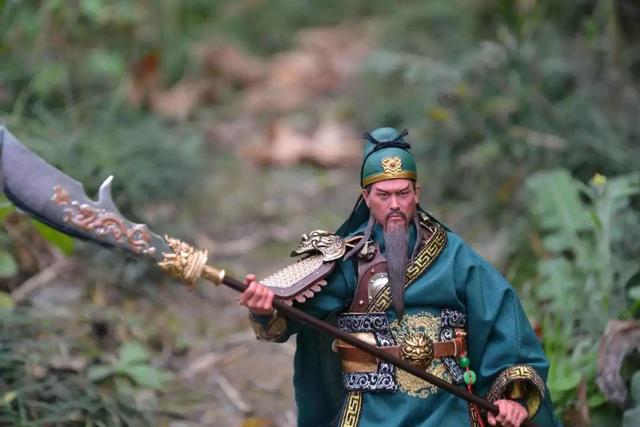 又名冷艳锯,关羽用其斩杀了不少武将,所以后世也称青龙偃月刀为关刀