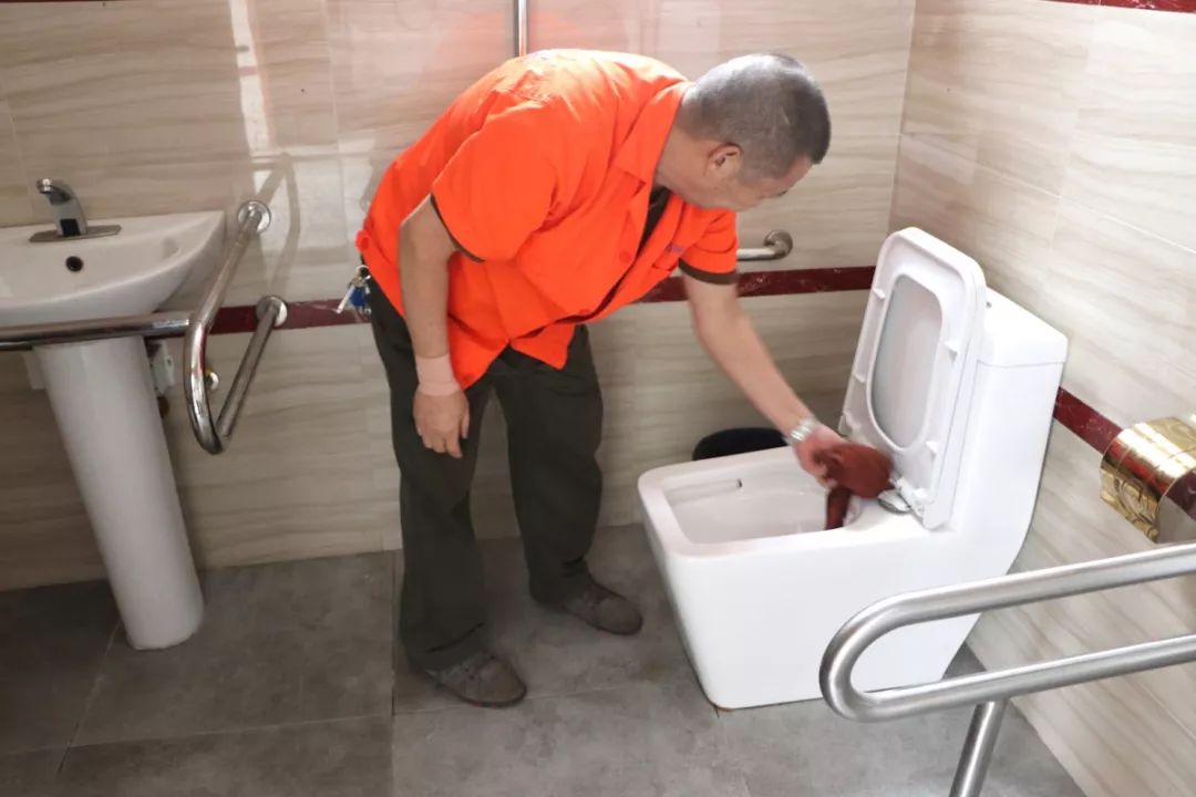 "住"在公厕里的一家人_罗大叔