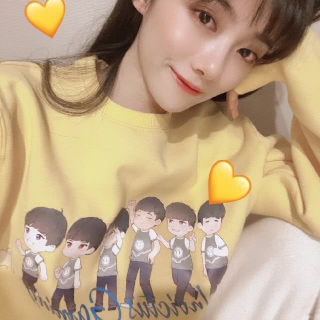 原创lpl美女主持小钰穿ig应援服加油你可以永远相信宋义进