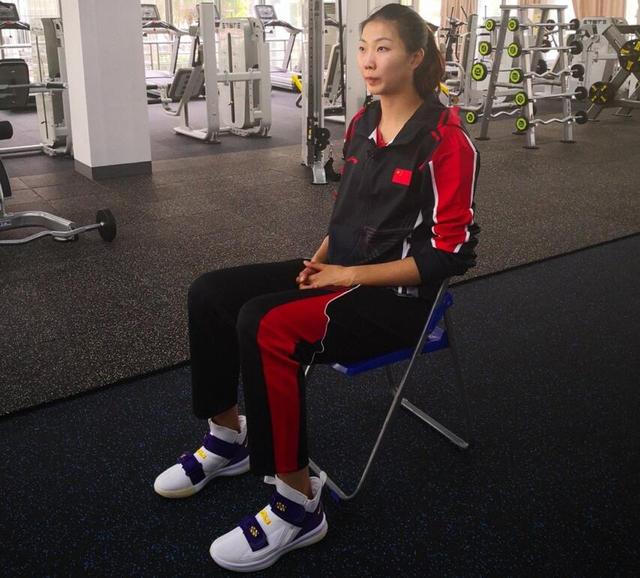 真帅!女排袁心玥军衔曝光,穿军装一身正气,1人2米09比她还高