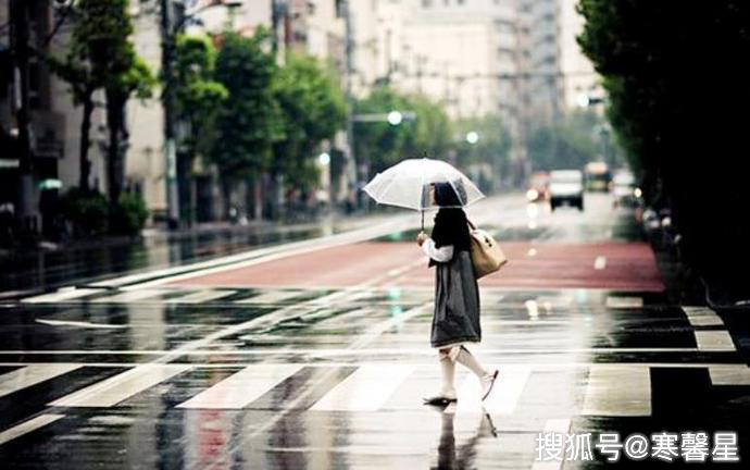 日本人为什么雨天喜欢打透明长柄伞 却很少人用折叠雨伞 折叠伞