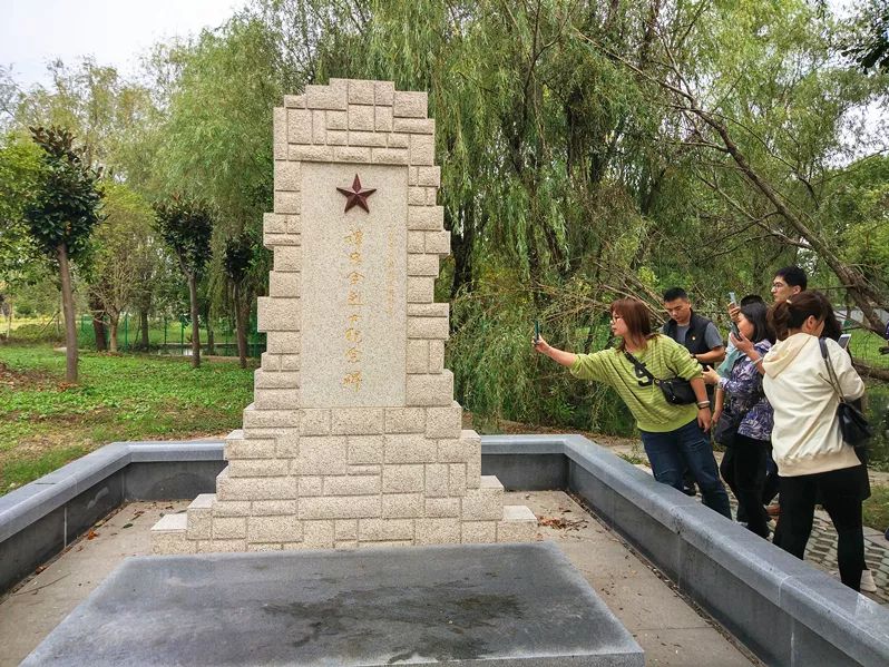 谭忠余烈士纪念碑近日"大场镇书记工作室"结合第二批"不忘初心,牢记