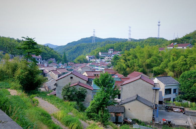 吸引了多少遊客登臨還有一段鋼條棧道因著玻璃棧道,竹棧道陸埠鎮裘岙