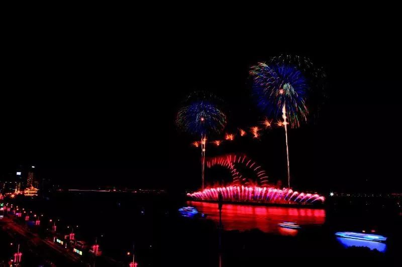 东信烟花颠覆性创新气态无烟发射型烟花首次亮相橘子洲