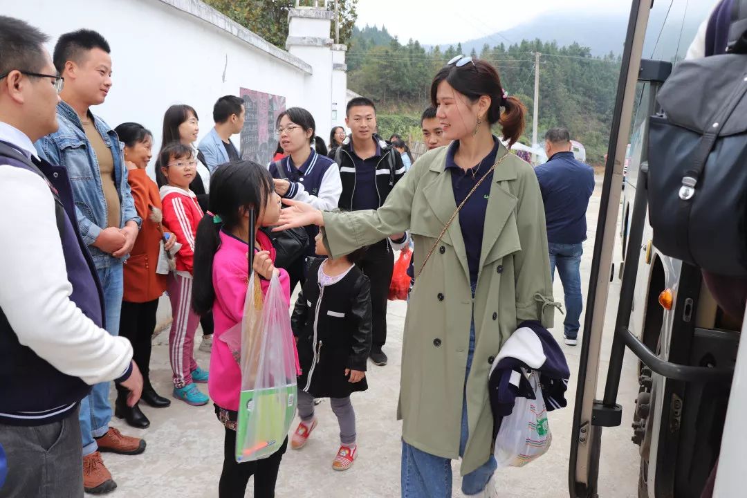 着彩虹宝宝们…本文作者是株洲醴陵市官庄镇利川小学的程思敏校长