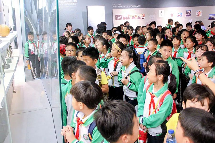 完全人格首在体育丨天津河西区名都小学名都小学来我馆进行课外活动