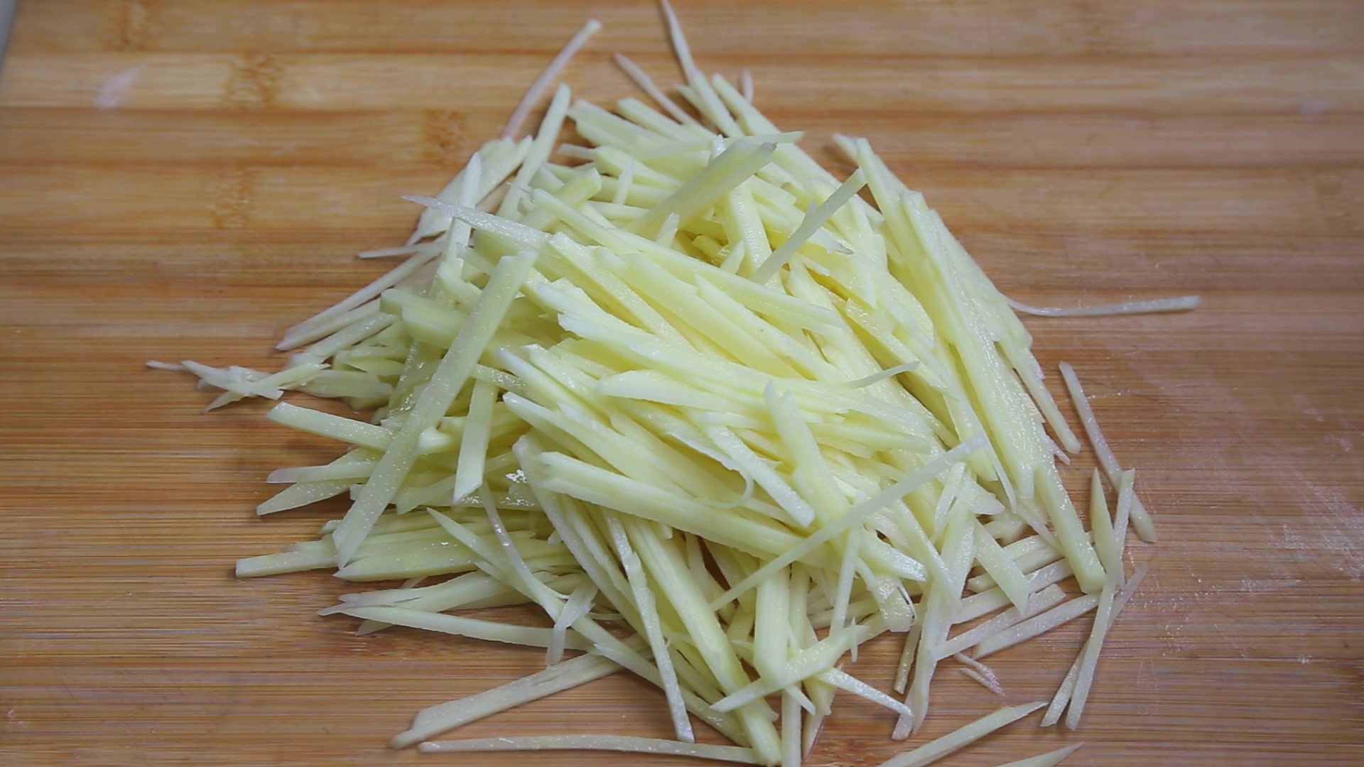 炒土豆丝真的不用焯水学会土豆丝香辣脆的妙招大厨都这么做