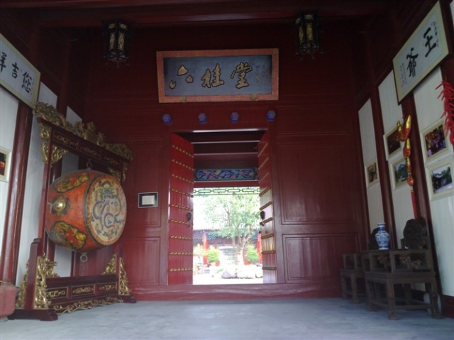 为了使"六桂"后裔不忘原是兄弟同宗,翁氏祖墓上铭诗:"落地三朝语不通