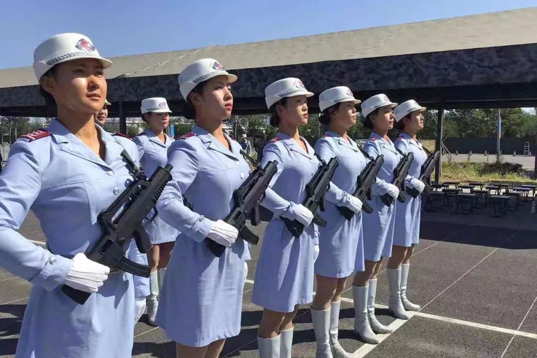 方队中的一员主角是一名叫宋煜枫的姑娘这场迟到的入营仪式完成了一个