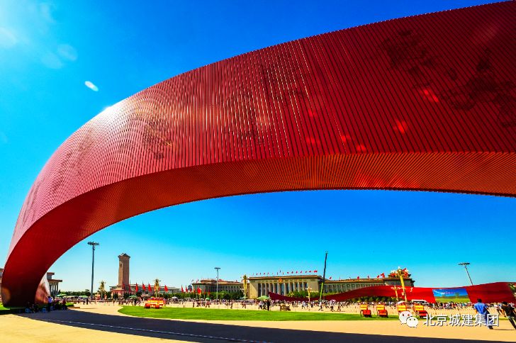 今日头条天安门广场红飘带展示中国建筑业最高操作水平