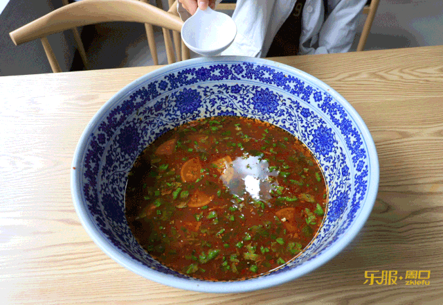 汉阳路这家店有点猛xxxxl特大号牛肉面吃完就免单