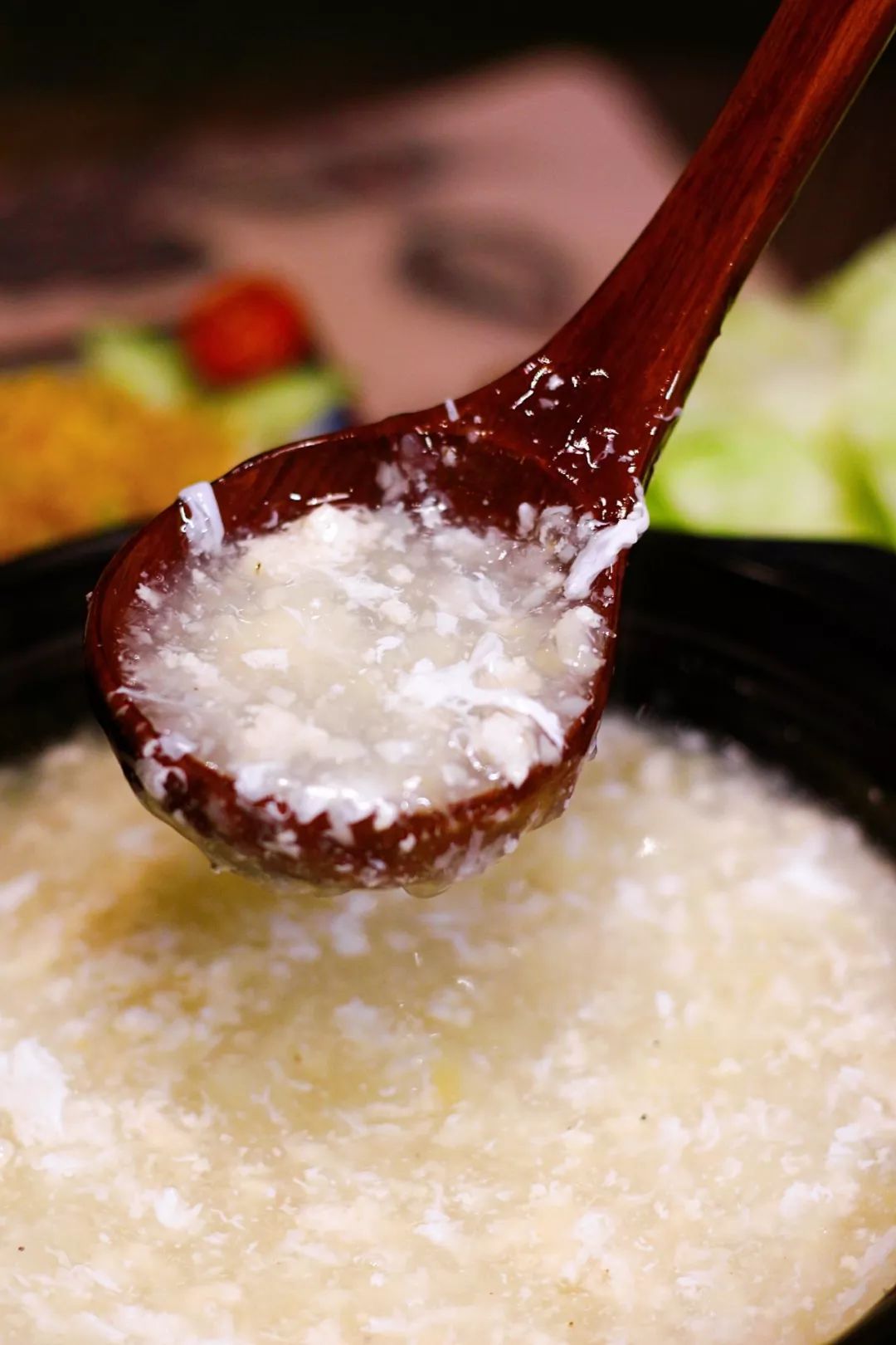 鸡胸肉剁成茸,加入马蹄,银耳,蛋花一起熬煮成羹.