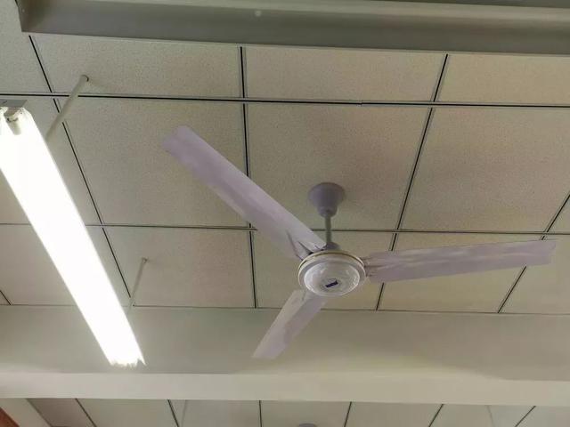 吊扇安装的位置高于吊灯,避免吊扇工作时扇叶旋转折射光线所造成视觉