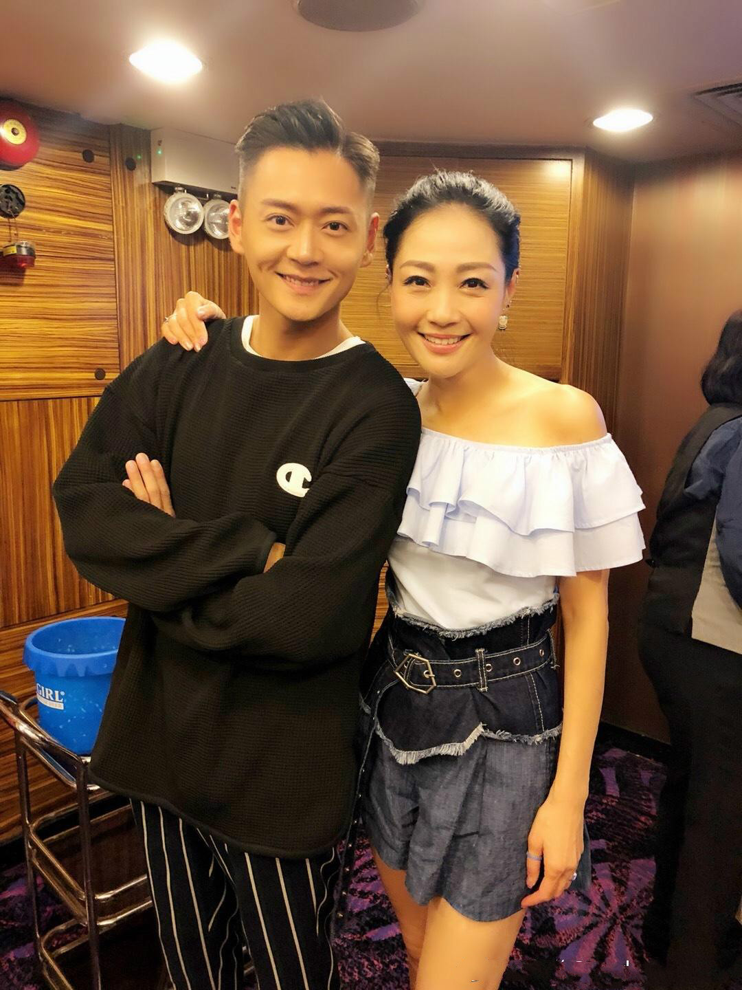 最美亚姐亮相穿露肩裙好似少女看完终于明白什么叫好身材