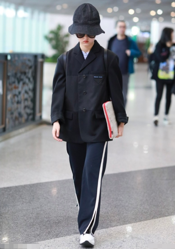张子枫瘦了就是任性穿黑色西装配运动裤意外美出了新高度