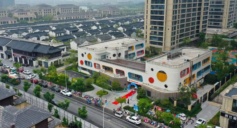 仙湖幼教集团剡江园区坐落在城南新区绿城剡江越园高档小区,幼儿园