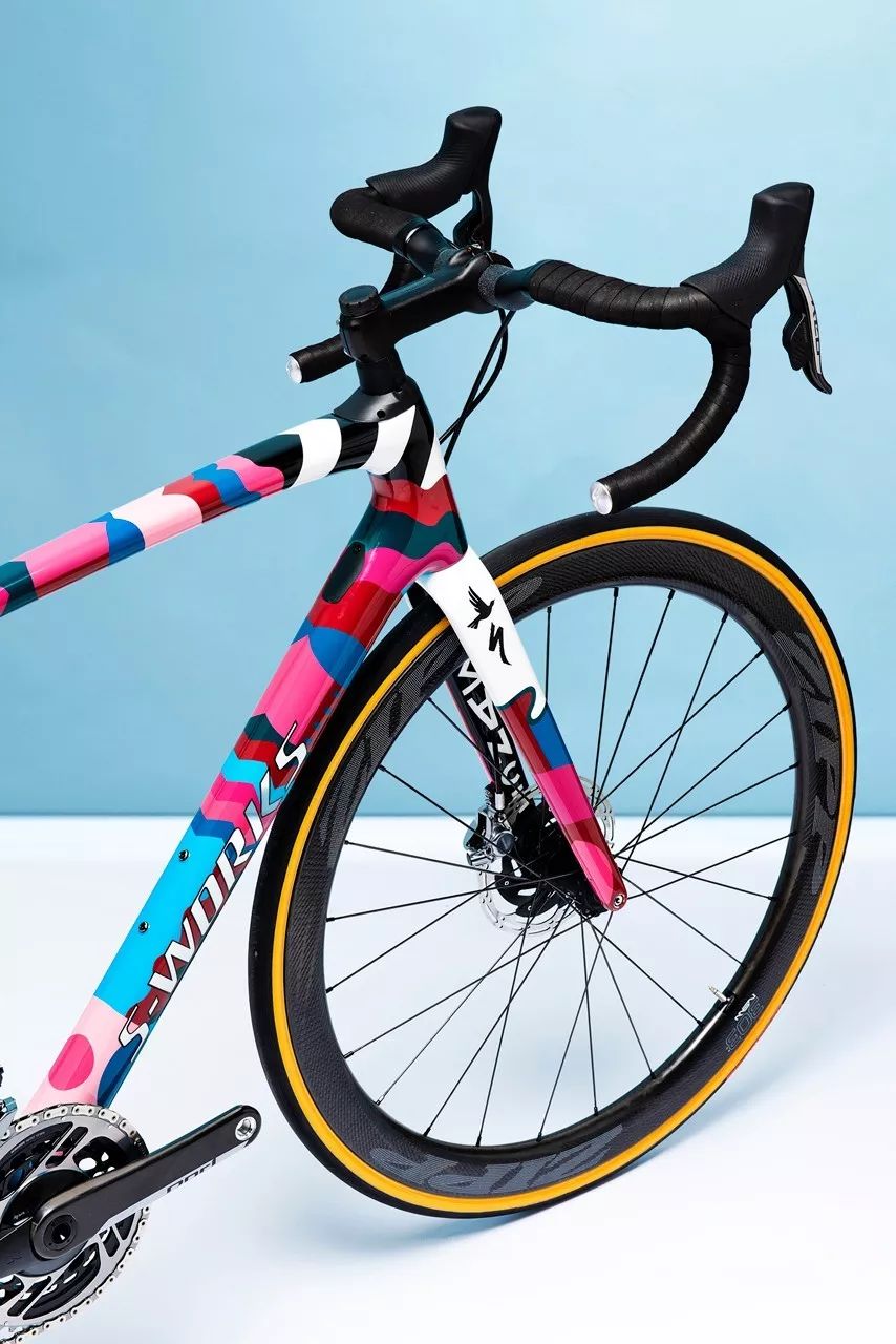 街头潮流中的红蓝鸟人真是丰满又古怪