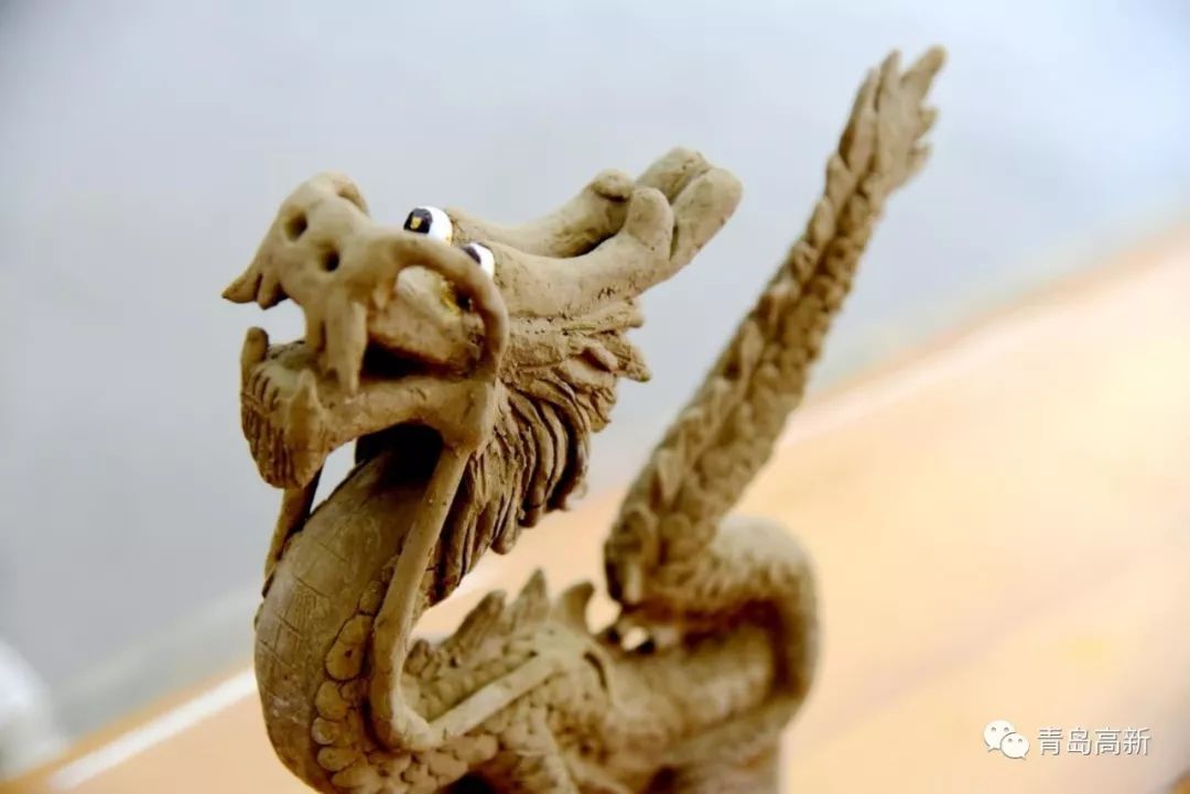 巧手捏巨龙泥人刘用泥塑讲述中国腾飞