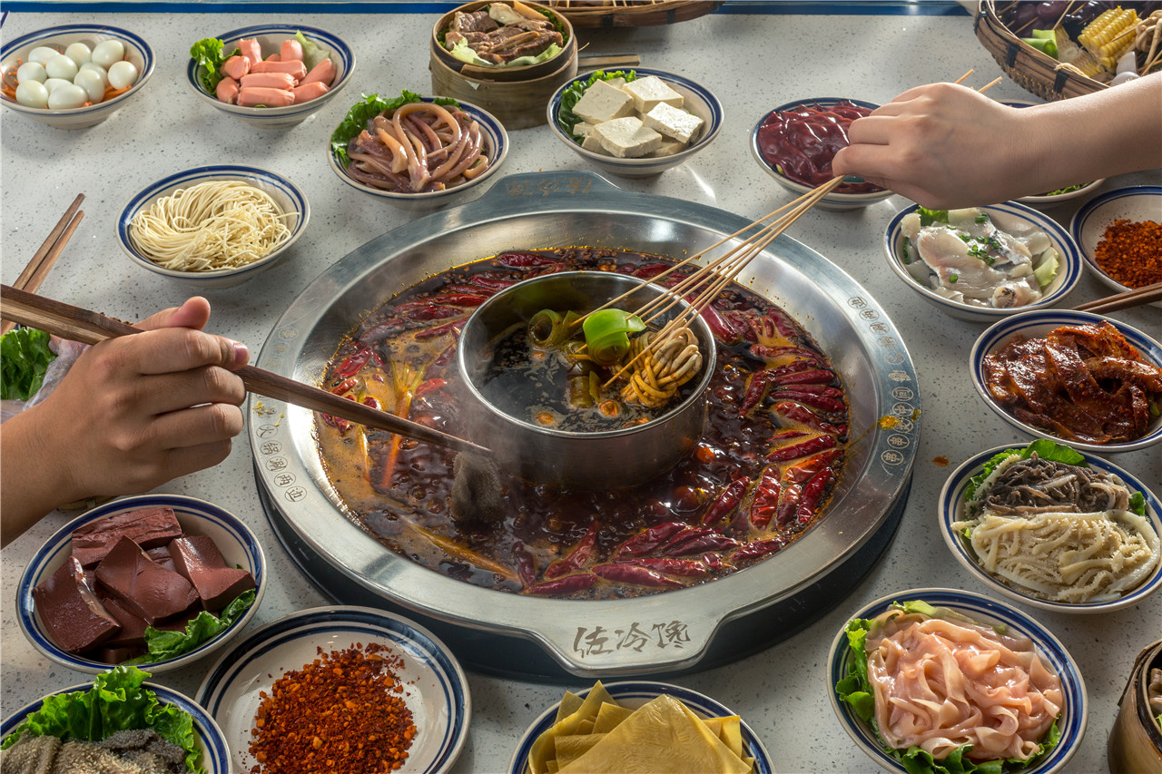 特色火锅加盟菜品环境和锅底缺一不可