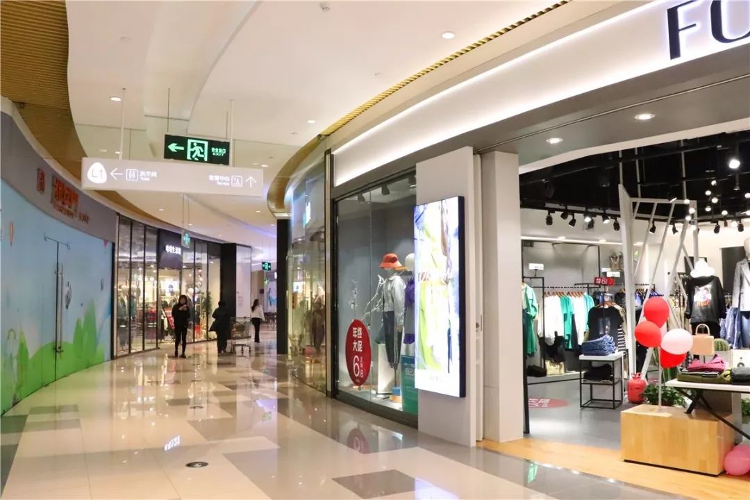 因为对面就是赢之城赢之城算是清远较老的商圈这里除了有华润万家,还