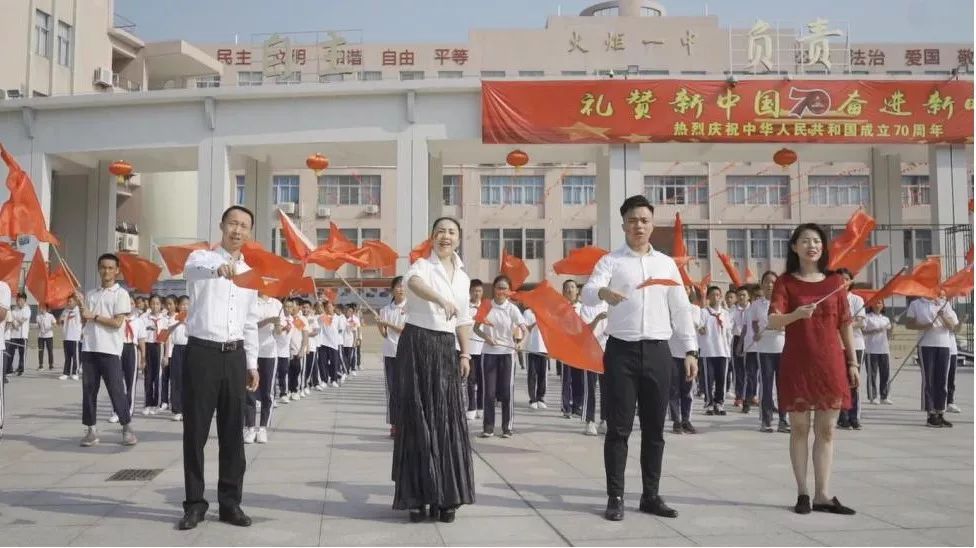 传递爱国心声火炬一中师生快闪歌唱祖国