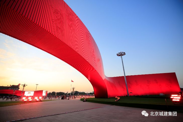 今日头条天安门广场红飘带展示中国建筑业最高操作水平