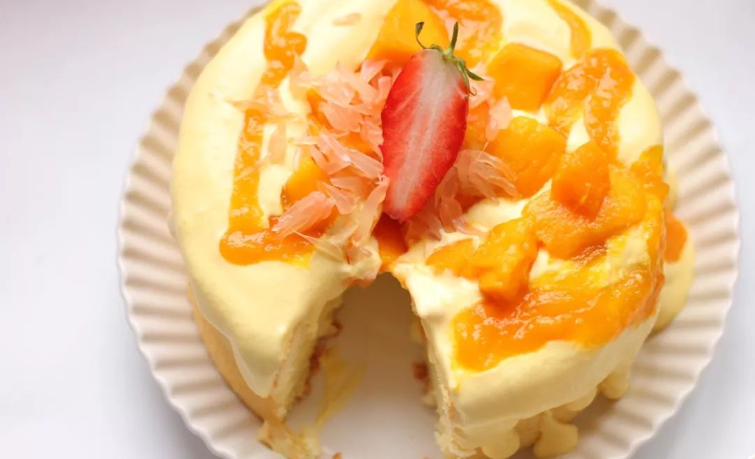 禁不住诱惑,买上一提小蛋糕要带回去与相亲相爱的好同事分享这是在