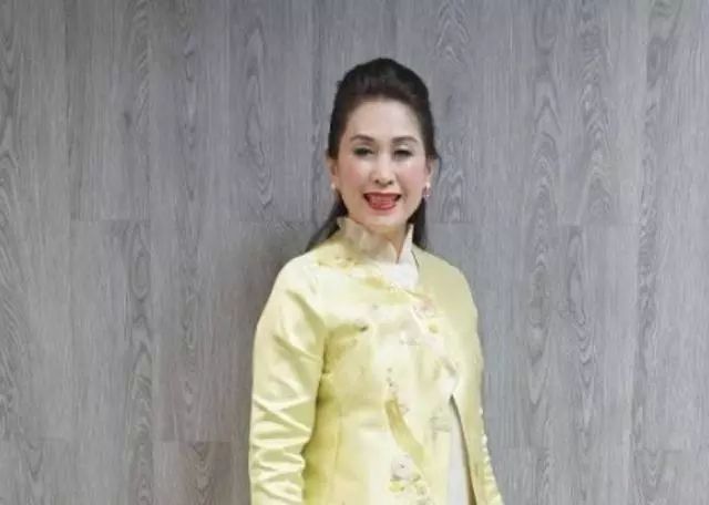 如今已经63岁的王玉环家庭幸福美满,虽退出幕前多年,但她早年饰演过的