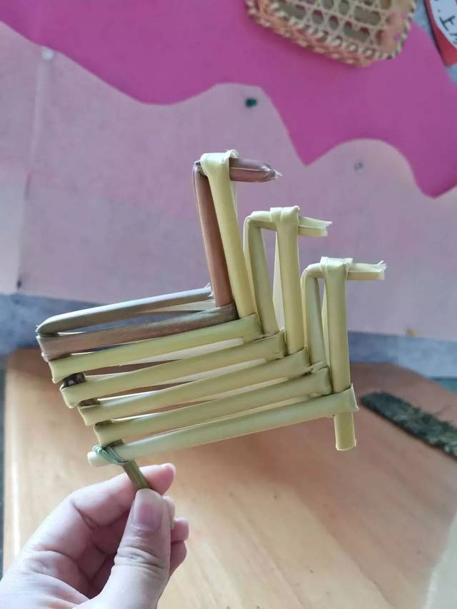 随着编织,加压,定型等流程完成,一个个精美的藤编工艺品新鲜"出炉"!