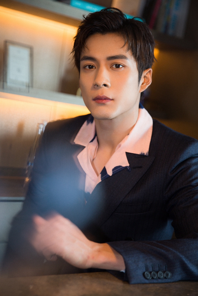 韩东君翻包合作流量明星翻包视频植入营销效果如何明星翻包合作流程有