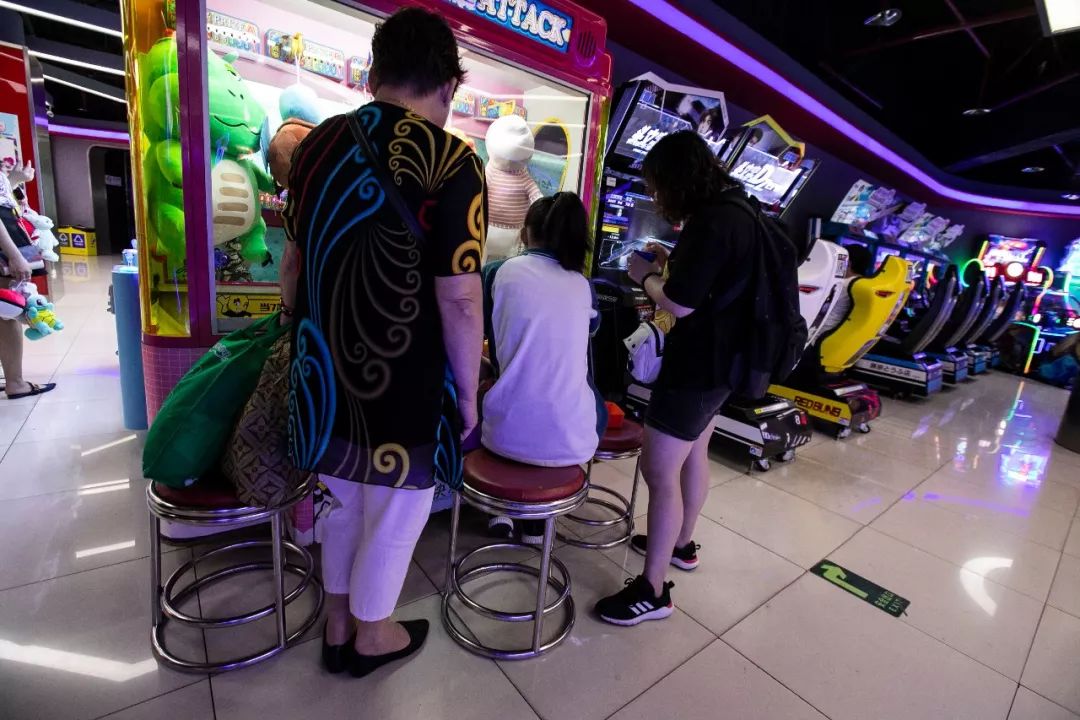 无数人爱看他在人民广场跳舞可是没人问过他是谁