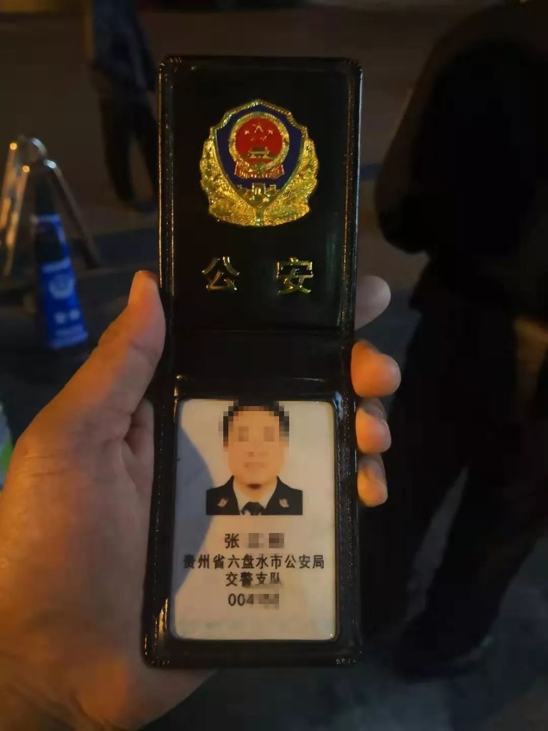 请求执勤民警通融通融,还拿出警察证证实身份