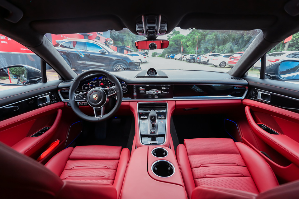 新款保时捷哑灰色panamera红黑真皮内饰