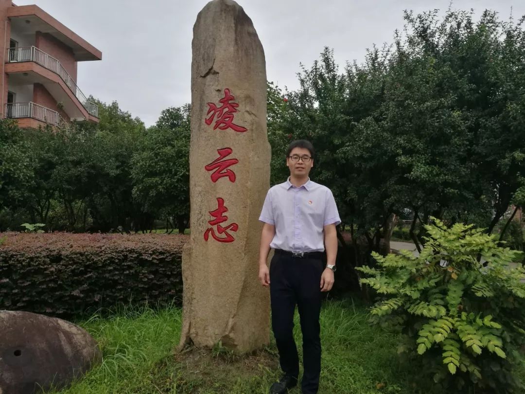 陆晓明陆晓明,中共党员,中学高级教师,现任教于桐乡市求是实验中学.