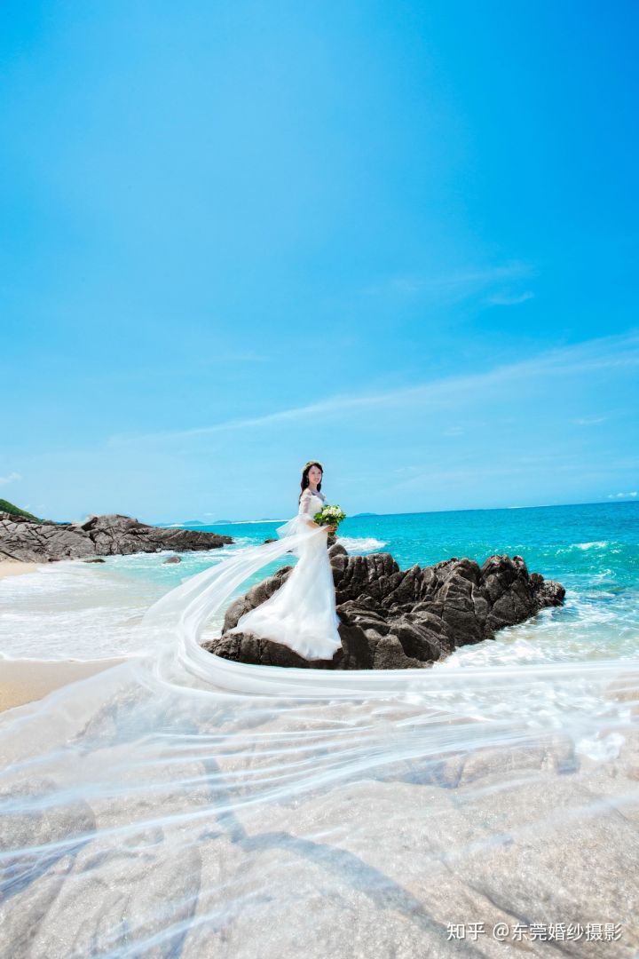 但是款式简单的婚纱礼服不管海风与沙滩怎么阻挡,都不会影响拍摄效果