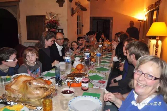 人们吃得有限还各聊各的,老太太在镜头前露出了尴尬的笑脸尽管分餐制