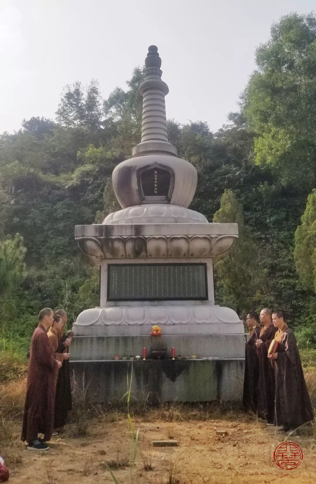 分别在潮州西湖葫芦山普同塔,开元寺祖堂,弘澈老和尚舍利塔,开元寺普