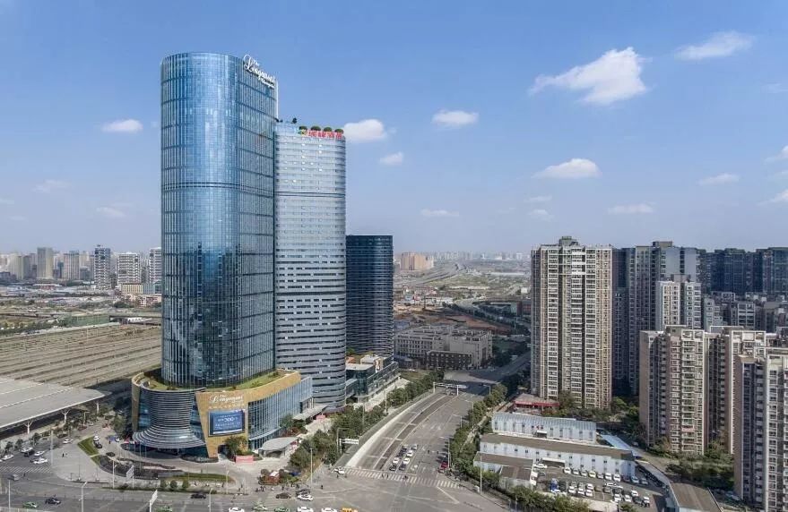 最大的龙之梦星级酒店群(25万平方米)为载体,成功举办川港医疗合作周