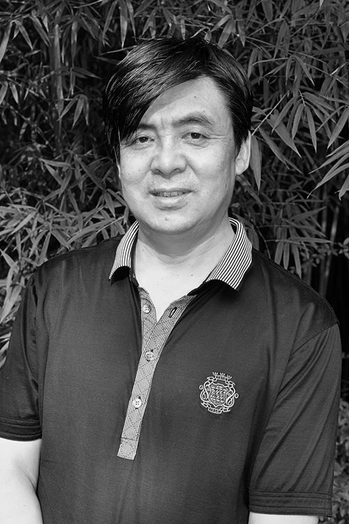 彭程,1982年毕业于清华大学美术学院(中央工艺美术学院)装潢系.