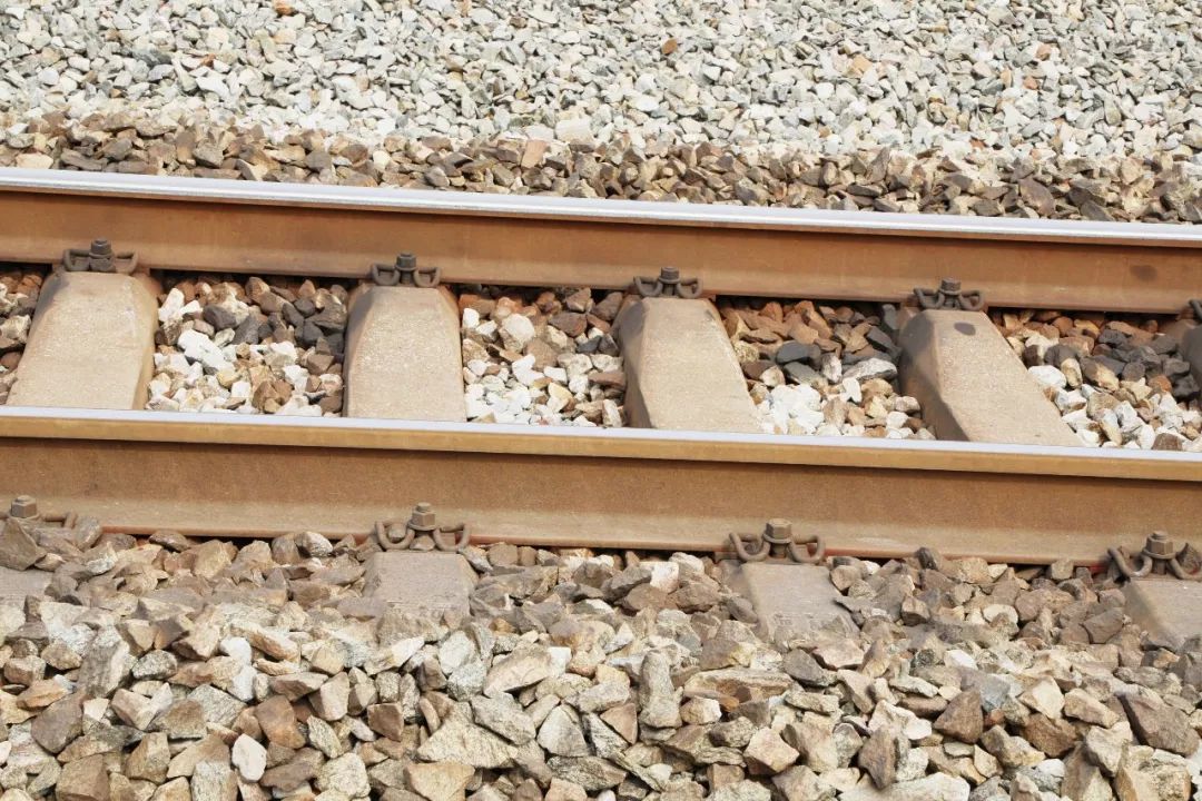 伴随着震耳欲聋的机械轰鸣声,板结的道床不复存在;脏污的石砟无处遁形