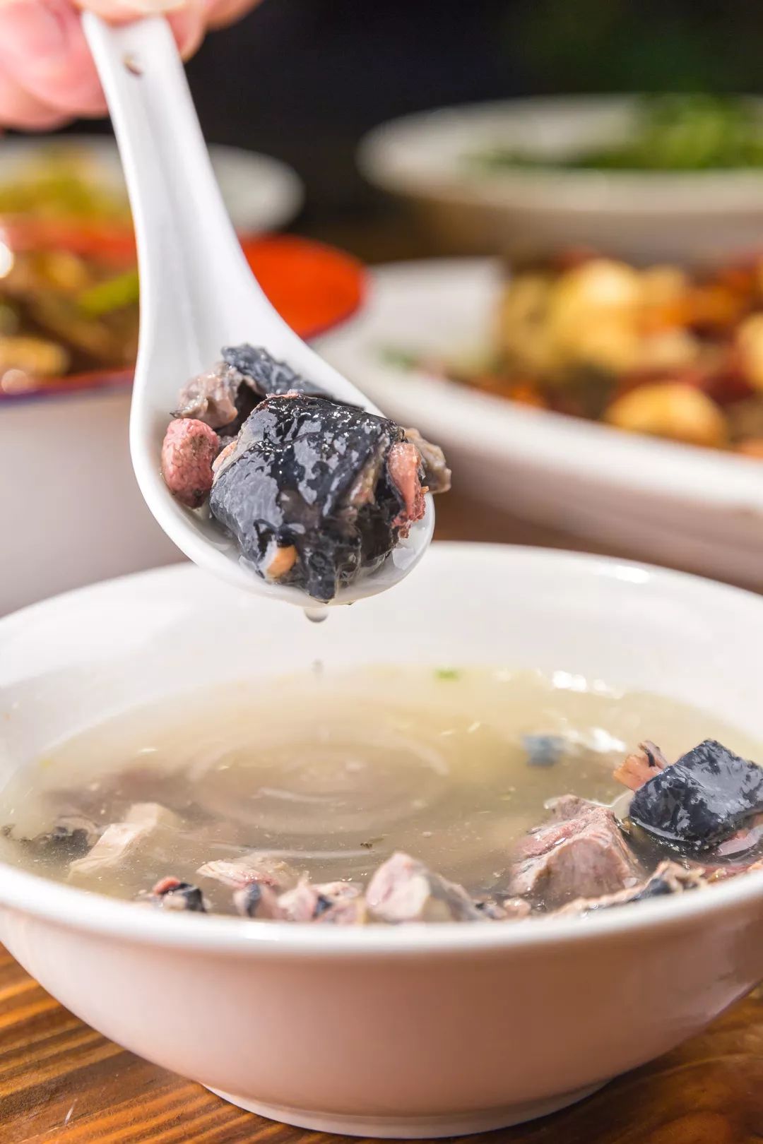 除了龟羊汤,土鸡炖蛇汤,乌鸡炖海参汤,牛鞭甲鱼汤,也是这里的招牌