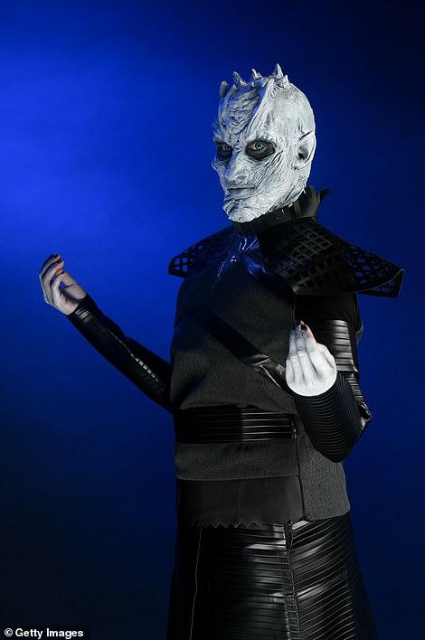 猎人》),另一个是通过特效化妆后的白人沃克国王(来自《权利的游戏》)