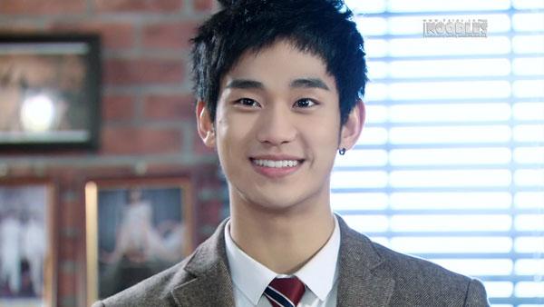 原创金秀贤出道时青涩可爱退伍后蜕变真汉子曾与雪莉拍摄大尺度戏份