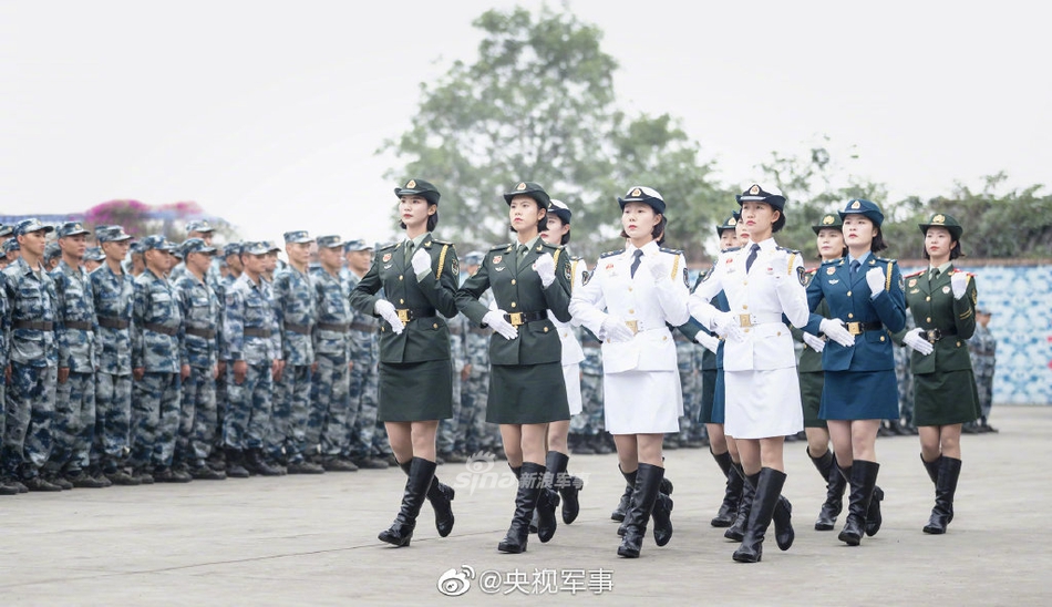 受阅女兵空降新兵营圈粉无数