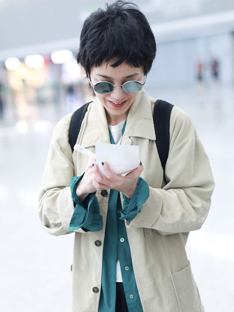 原创33岁郭采洁素颜也好美,叠穿衬衫搭休闲裤,自然随性有气质