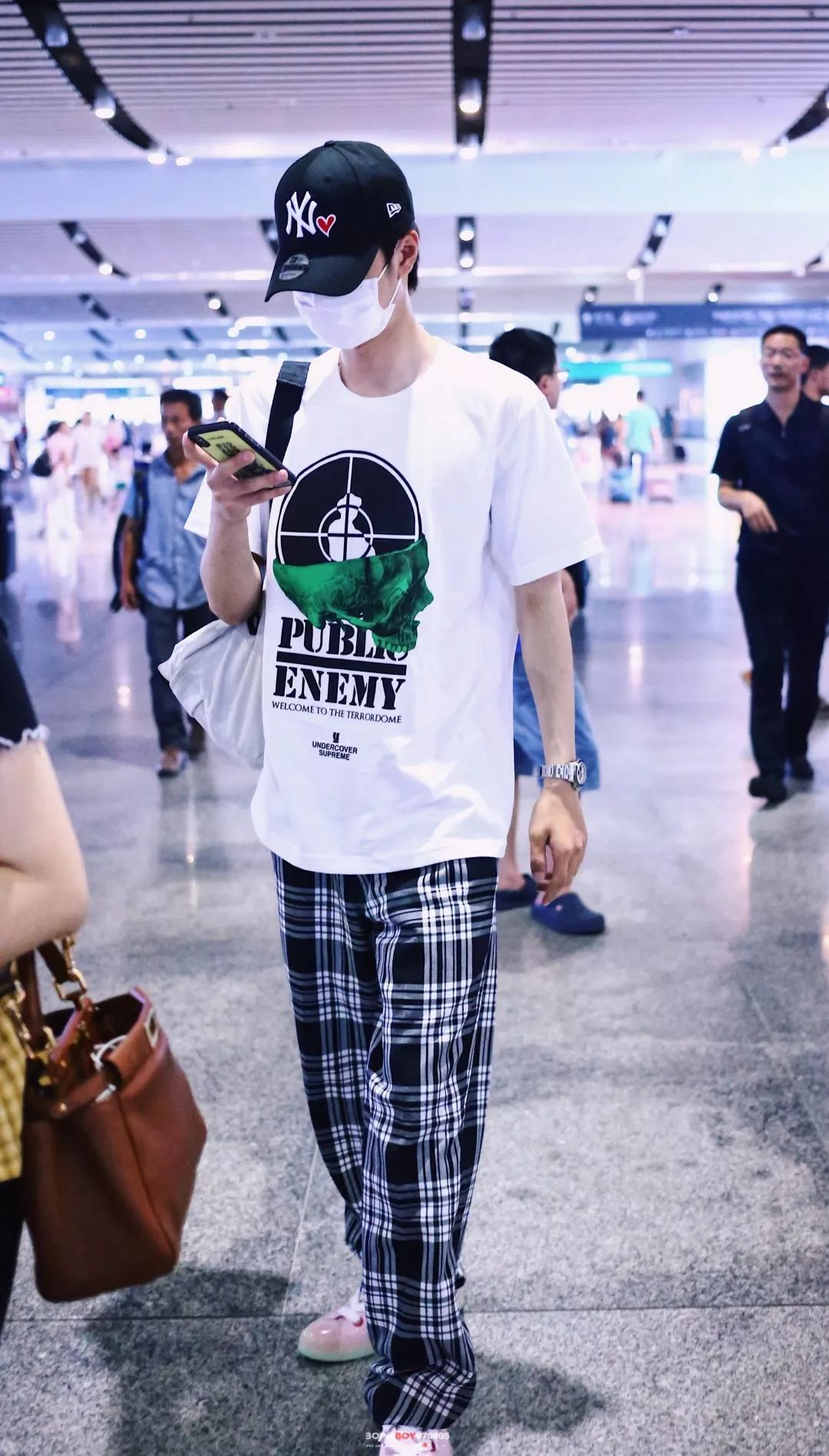 立刻去搜了同款,就是王一博脚上的jw anderson 和匡威的联名