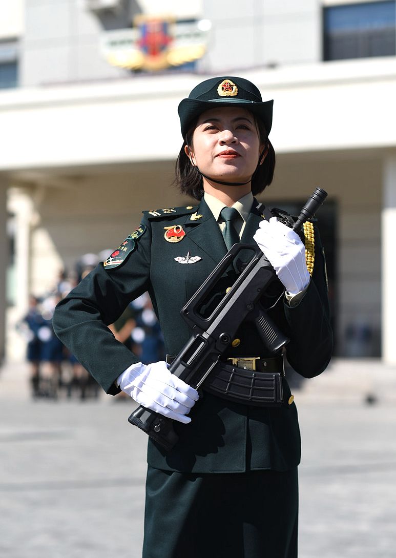 在新中国阅兵史上,这是女兵方队首次由全军各军种和武警部队混合编组
